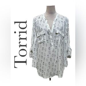 B11  NWOT Torrid White Women's Top with Black Print Size 0 Bust 48”Length 28.5”